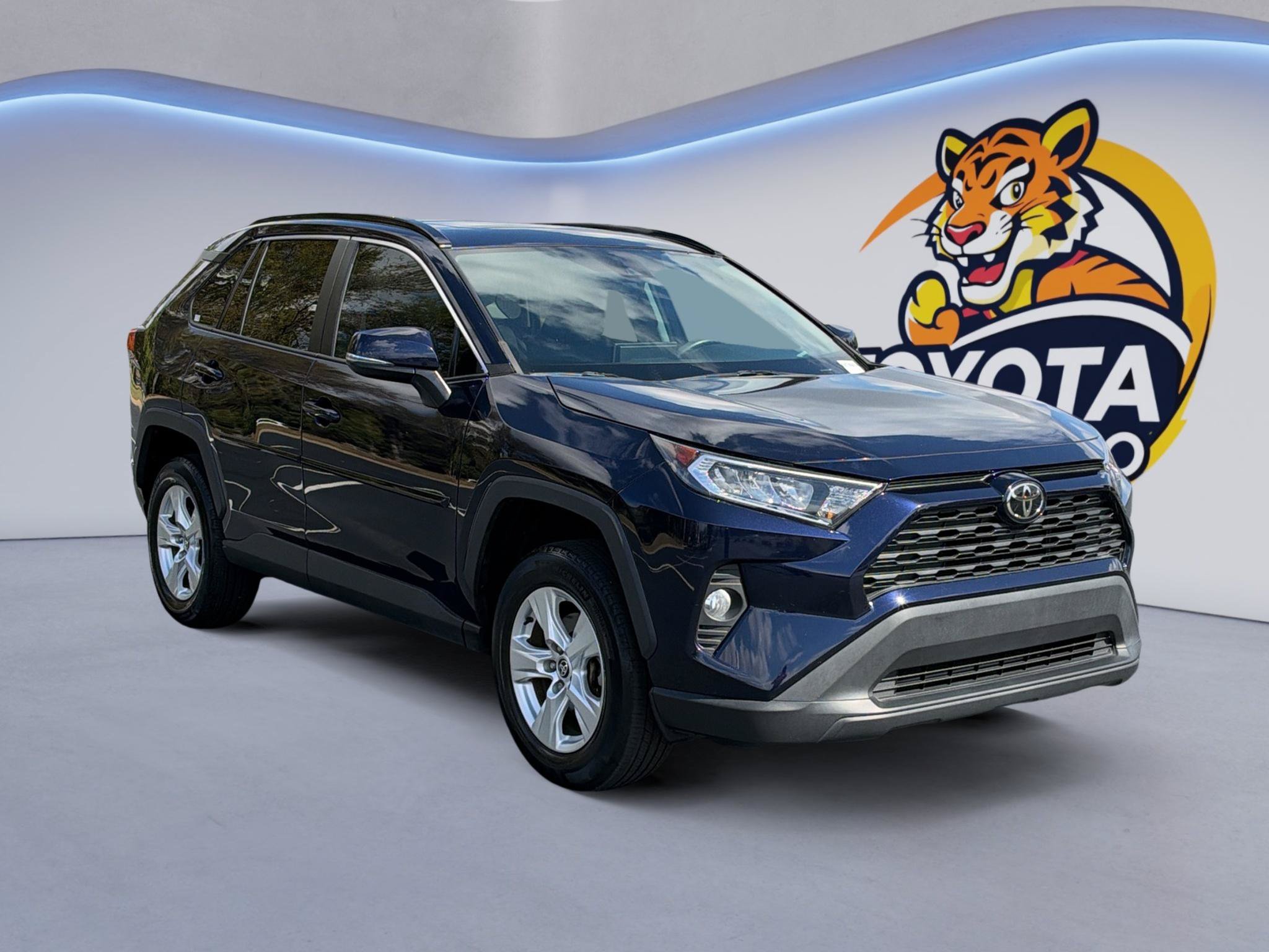 Used 2021 Toyota RAV4 XLE w/ Convenience Package FWD image 3