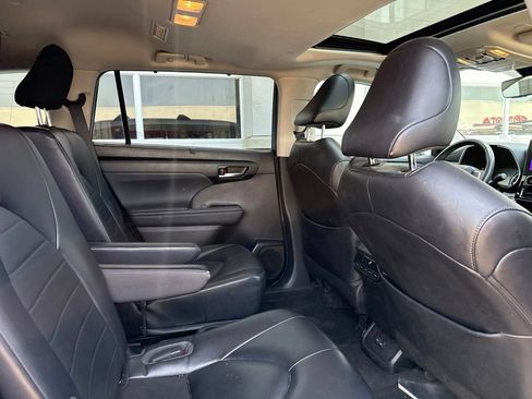 Used 2023 Toyota Highlander XLE FWD image 10