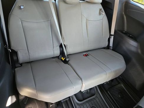 Used 2025 Toyota Sienna XLE FWD image 14