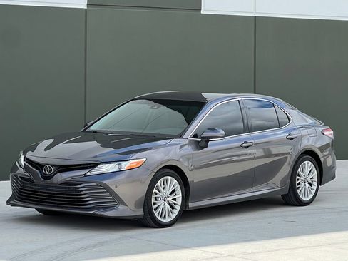 Used 2018 Toyota Camry XLE FWD image 1