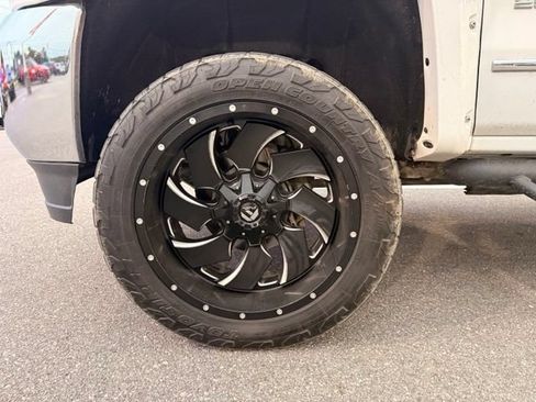 Used 2018 GMC Sierra 2500 SLT w/ Duramax Plus Package AWD/4WD image 9