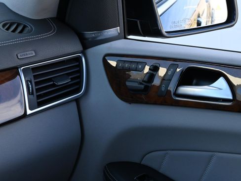 Used 2013 Mercedes-Benz GL 550 4MATIC image 34