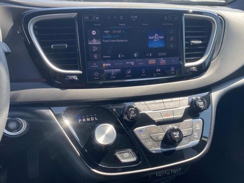 Certified 2025 Chrysler Pacifica Select image 29