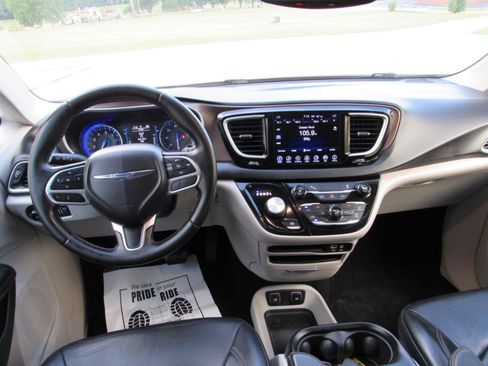 Used 2017 Chrysler Pacifica Touring-L w/ Tire & Wheel Group FWD image 7