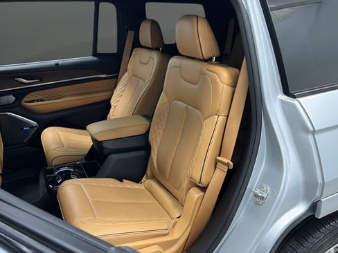 Used 2023 Jeep Grand Cherokee L Summit w/ Advanced Protech Group IV AWD/4WD image 22