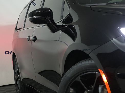 New 2026 Chrysler Pacifica Select image 3