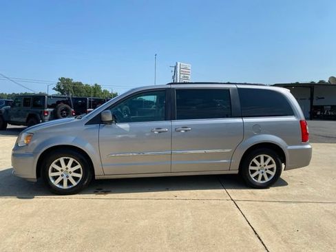 Used 2016 Chrysler Town & Country Touring FWD image 2
