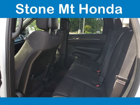 Used 2019 Jeep Grand Cherokee Laredo AWD/4WD image 12