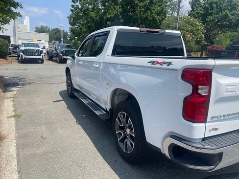 Used 2022 Chevrolet Silverado 1500 LT AWD/4WD image 2