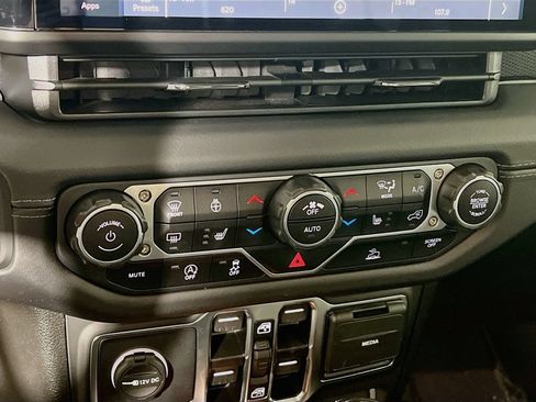 Used 2025 Jeep Gladiator Mojave w/ Convenience Group AWD/4WD image 14