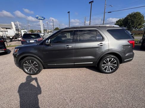 Used 2019 Ford Explorer Platinum AWD/4WD image 2