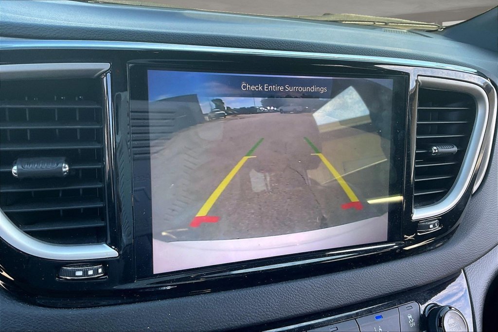 Used 2025 Chrysler Pacifica Select FWD image 14