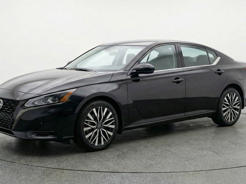 Used 2025 Nissan Altima 2.5 SV FWD image 3