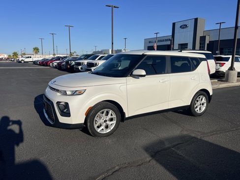 Used 2021 Kia Soul S image 1