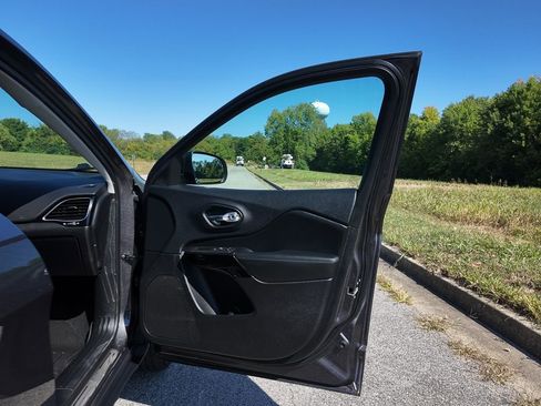 Used 2020 Jeep Cherokee Latitude Plus image 23