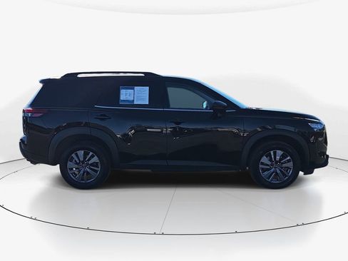 Used 2024 Nissan Pathfinder SV image 3