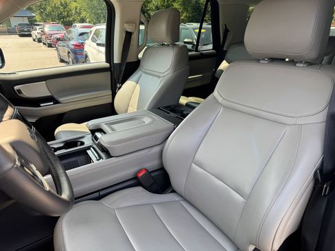 Used 2025 Ford Expedition Active AWD/4WD image 25