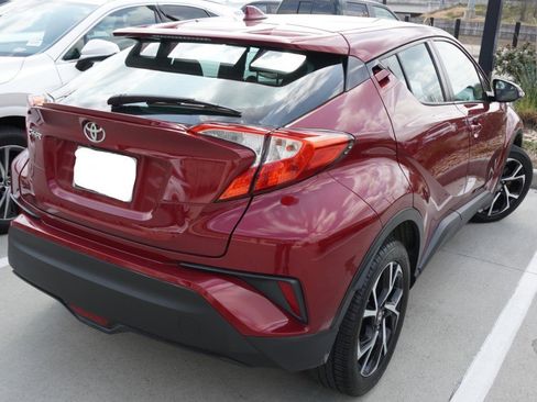 Used 2018 Toyota C-HR XLE image 3