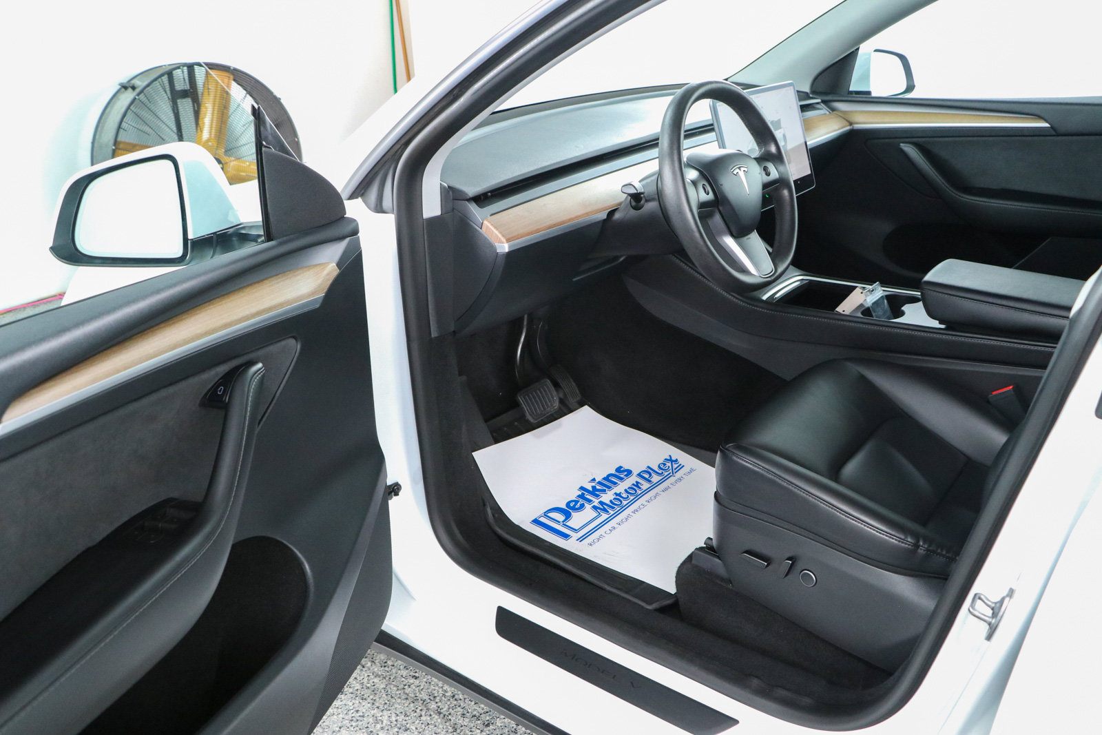 Used 2023 Tesla Model Y AWD image 3