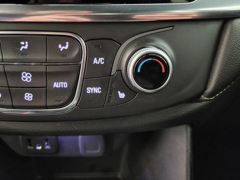 Used 2023 Chevrolet Traverse LT image 9