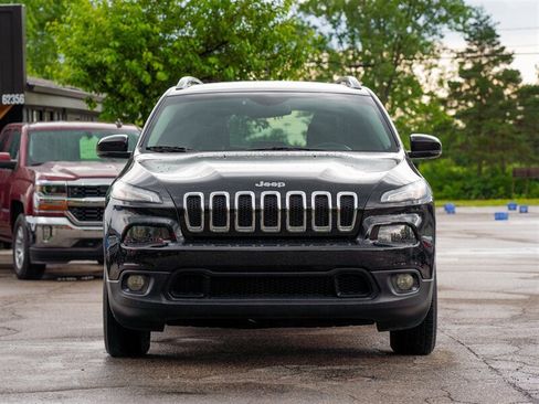 Used 2018 Jeep Cherokee Latitude Plus w/ Cold Weather Group AWD/4WD image 2