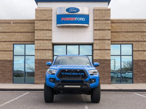 Used 2021 Toyota Tacoma TRD Off-Road image 3