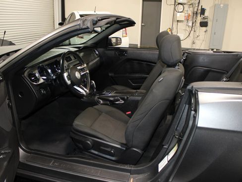 Used 2014 Ford Mustang Convertible RWD image 30