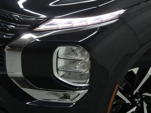 Used 2022 Mitsubishi Outlander ES image 2