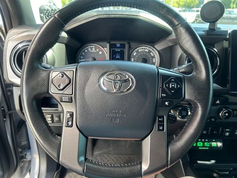 Used 2018 Toyota Tacoma TRD Off-Road w/ Technology Package AWD/4WD image 18