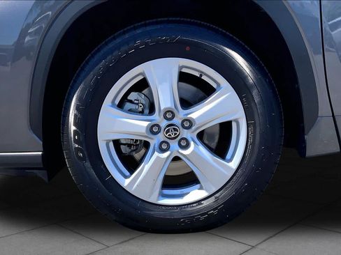 Used 2022 Toyota Highlander LE FWD image 10