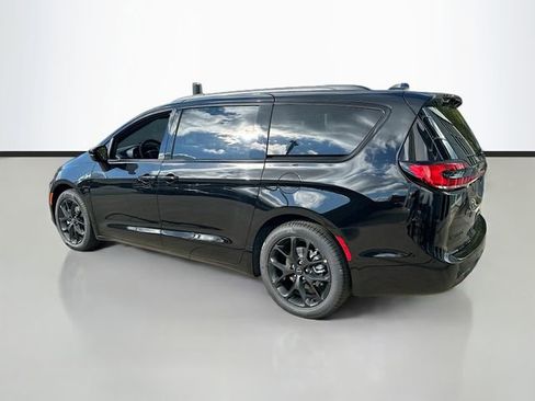 New 2026 Chrysler Pacifica Limited w/ S Appearance Package image 8