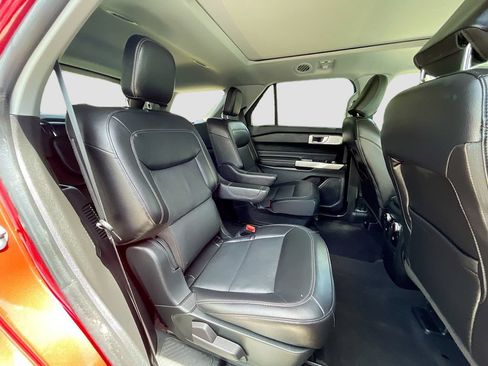 Used 2023 Ford Explorer Limited w/ Limited Technology Package RWD image 31