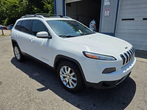 Used 2017 Jeep Cherokee Limited w/ Luxury Group AWD/4WD image 3