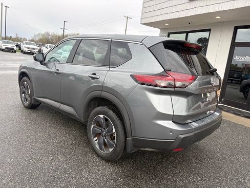 Used 2024 Nissan Rogue SV image 6