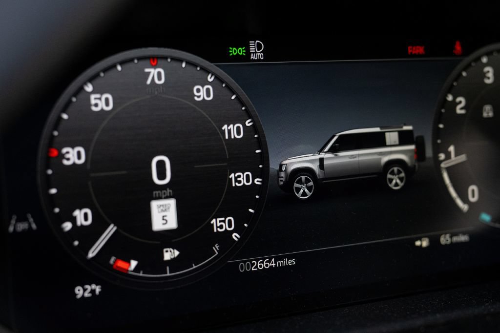 Used 2025 Land Rover Defender 110 V8 AWD/4WD image 28