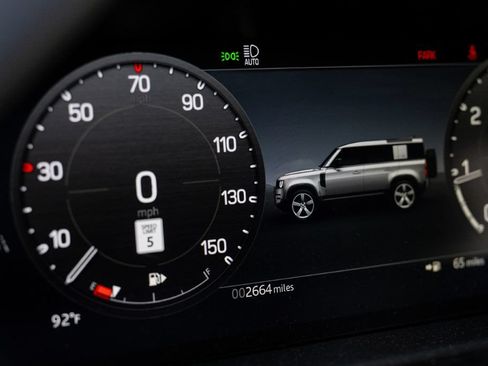 Used 2025 Land Rover Defender 110 V8 AWD/4WD image 28