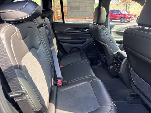 New 2025 Jeep Grand Cherokee Altitude image 11