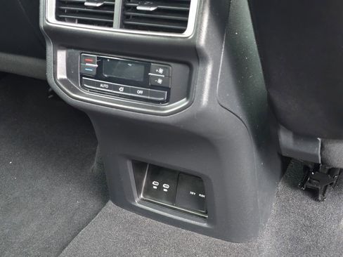 Used 2025 Volkswagen Atlas SE AWD/4WD image 28
