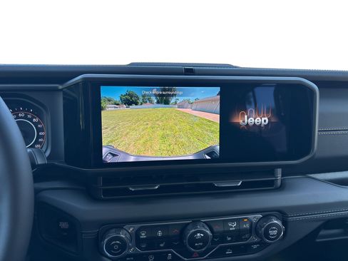 Used 2025 Jeep Gladiator Sport w/ Premium Package image 23