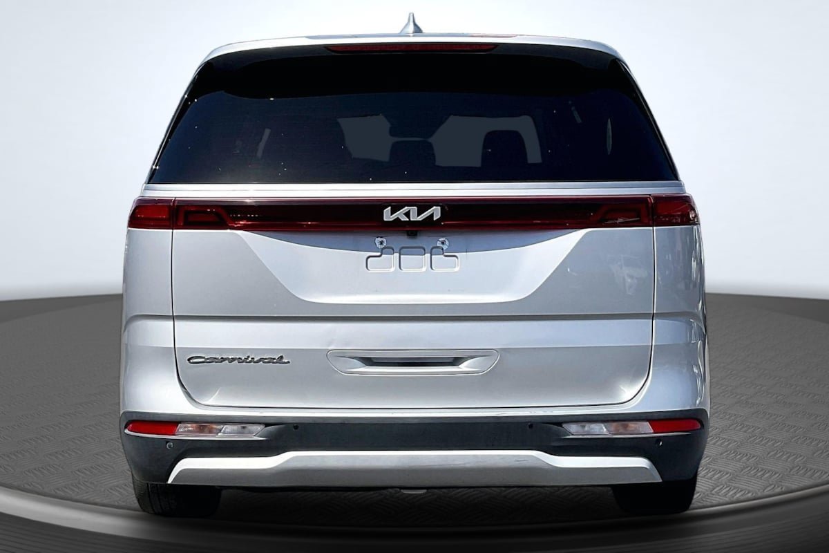 Used 2022 Kia Carnival LX FWD image 4
