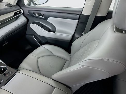 Certified 2021 Toyota Highlander XLE image 24
