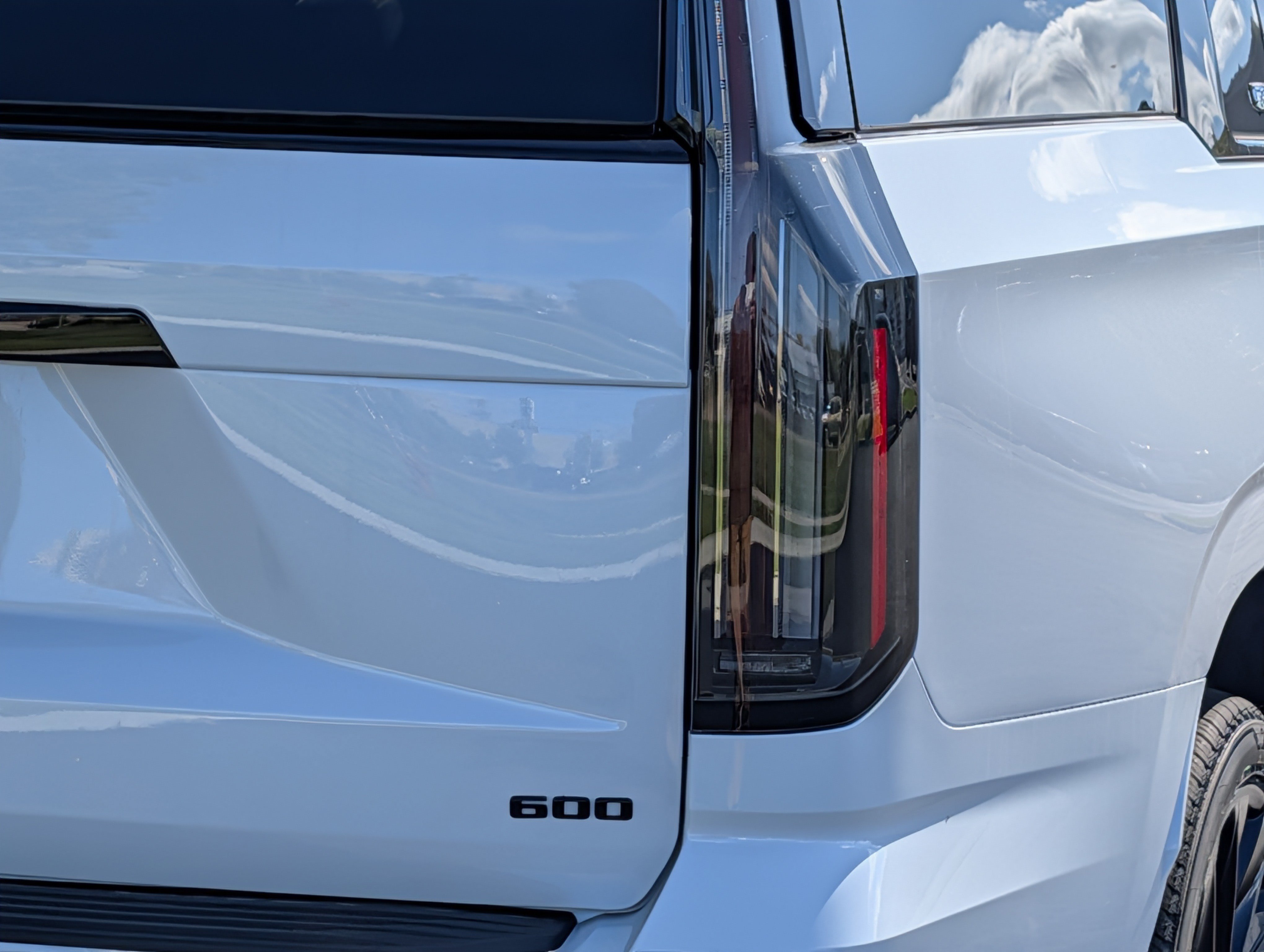 Used 2026 Cadillac Escalade ESV Platinum Sport w/ LPO, ONYX Package AWD/4WD image 8