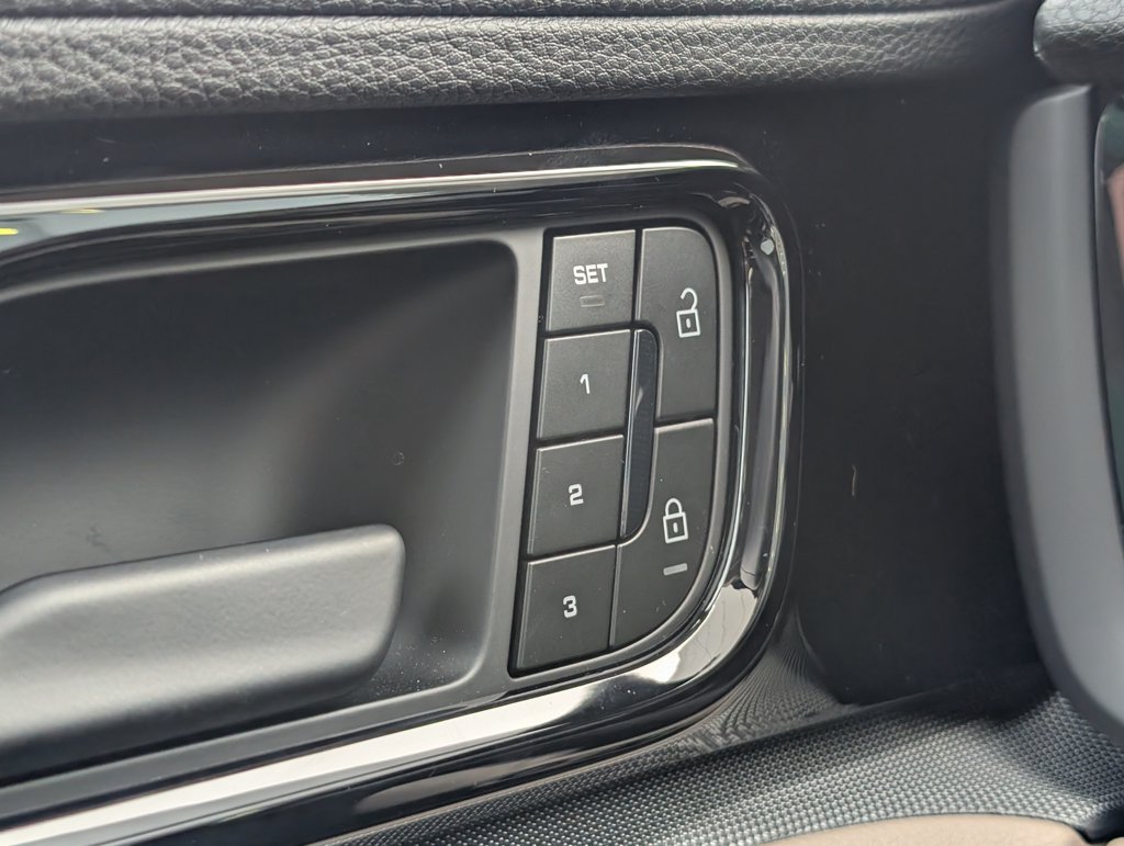 Certified 2025 Porsche Panamera RWD image 28