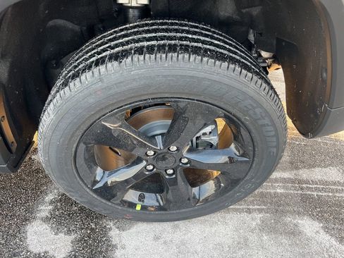 New 2025 Jeep Grand Cherokee Altitude image 5