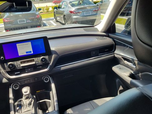Used 2024 Toyota Grand Highlander XLE FWD image 17
