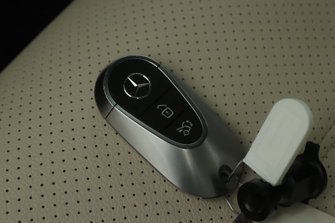 Used 2025 Mercedes-Benz GLC 350e 4MATIC image 23