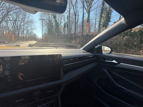 Used 2025 Volkswagen Jetta Sport image 32