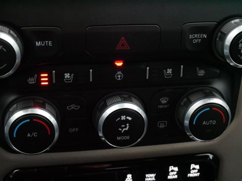 Used 2022 RAM 1500 Laramie AWD/4WD image 30