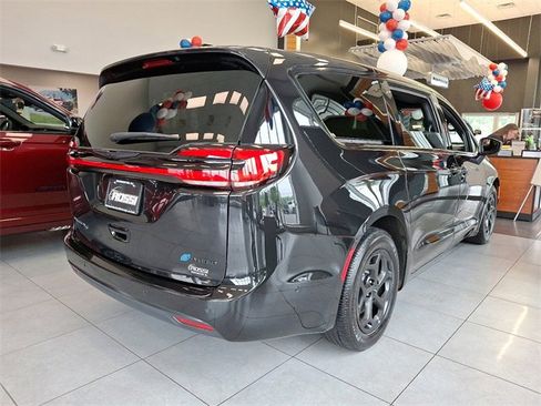 Certified 2023 Chrysler Pacifica Touring-L w/ S Appearance Package image 4