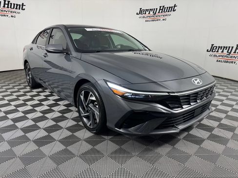 Used 2025 Hyundai Elantra Limited FWD image 5